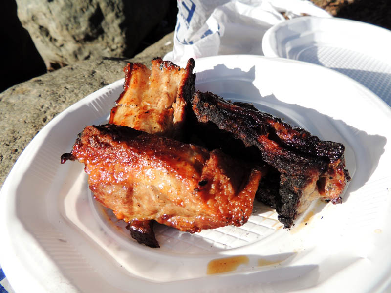 Первые три, уже готовых куска, с чего мы начали нашу трапезу.