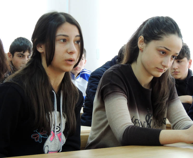 Нарине (крайняя слева) Нарине (крайняя слева)