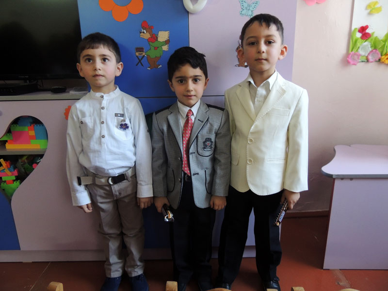 Три друга: Арман, Арсен и Гришик, слева на право. Три друга: Арман, Арсен и Гришик, слева на право.