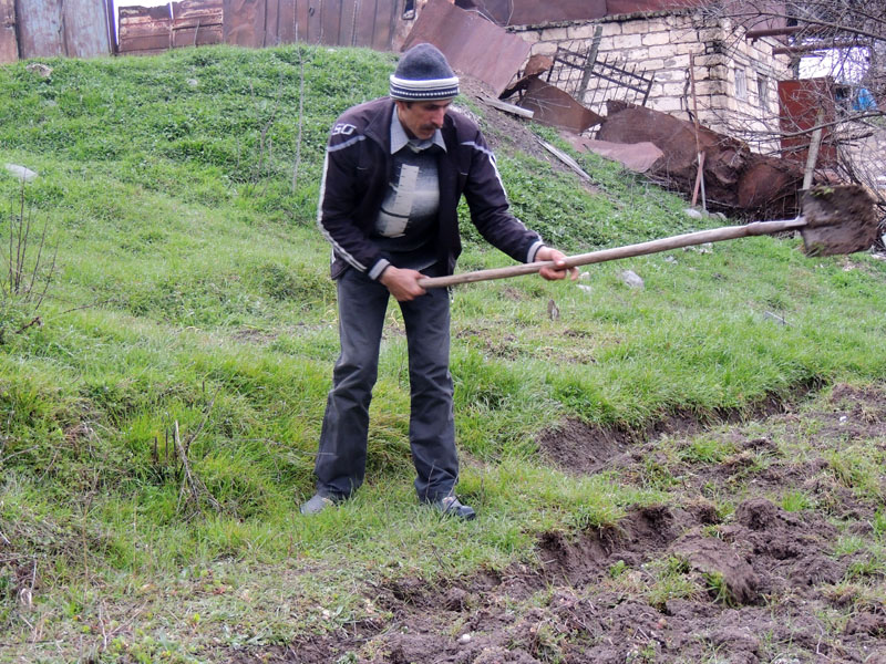 Когда мы вошли во двор, Каро, среднего роста, худощавый мужчина, с лопатой в руках работал на огороде – взрыхлял землю на небольшом участке земли...