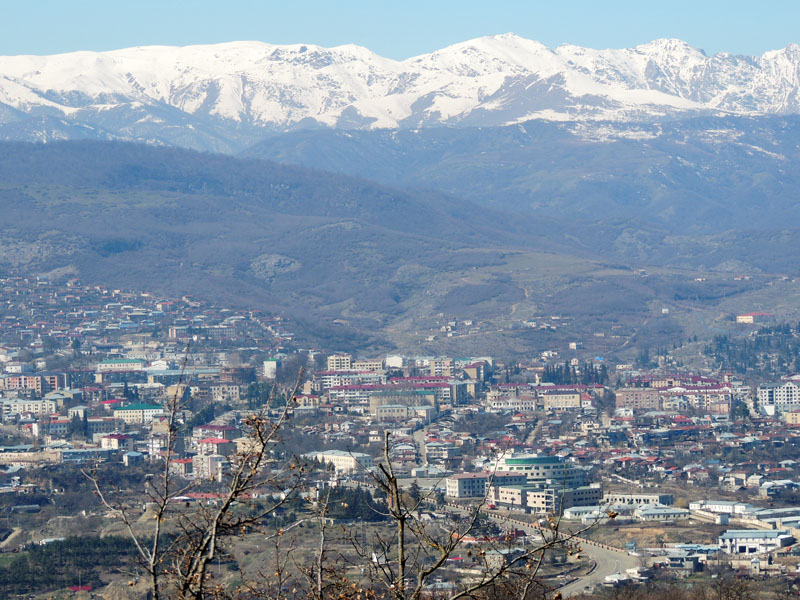 Степанакерт находится, как бы в котловане. Степанакерт находится, как бы в котловане.
