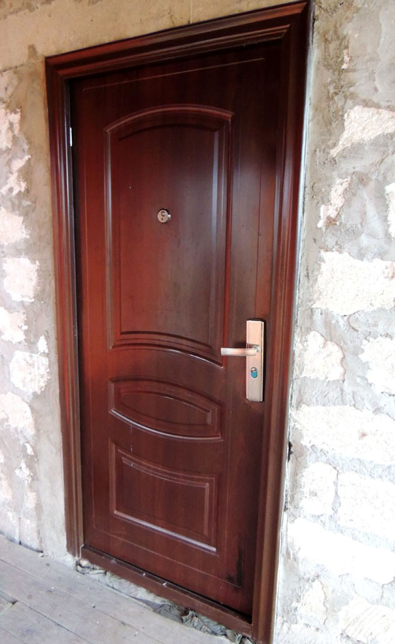 Эту дверь Каро смог недавно приобрести на деньги, выделенные ему на ремонт. 