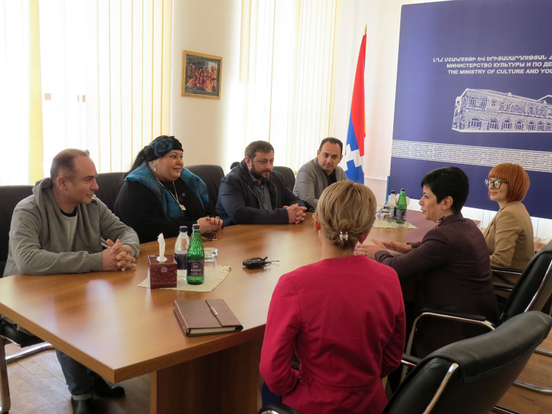 Мариам Мерабова с супругом Арменом и сопровождающими её лицами в минкультуре НКР. Мариам Мерабова с супругом Арменом и сопровождающими её лицами в минкультуре НКР.