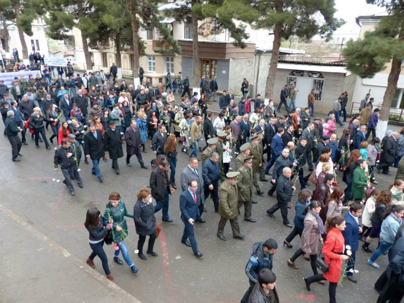 Люди нескончаемым потоком шли к Мемориальному комплексу. Люди нескончаемым потоком шли к Мемориальному комплексу.