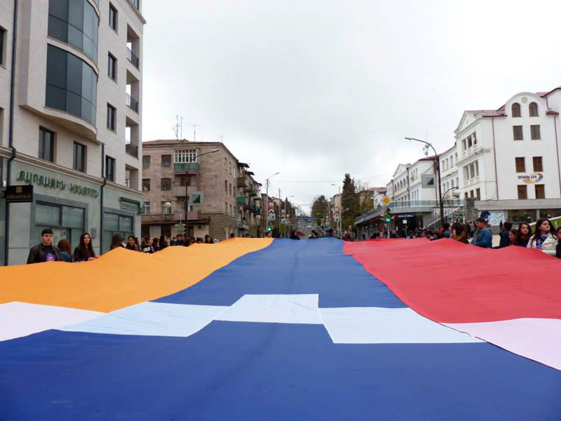 Растянутое полотнище - флаг НКР несут по пр. Вазгена Саркисяна.. Растянутое полотнище - флаг НКР несут по пр. Вазгена Саркисяна..