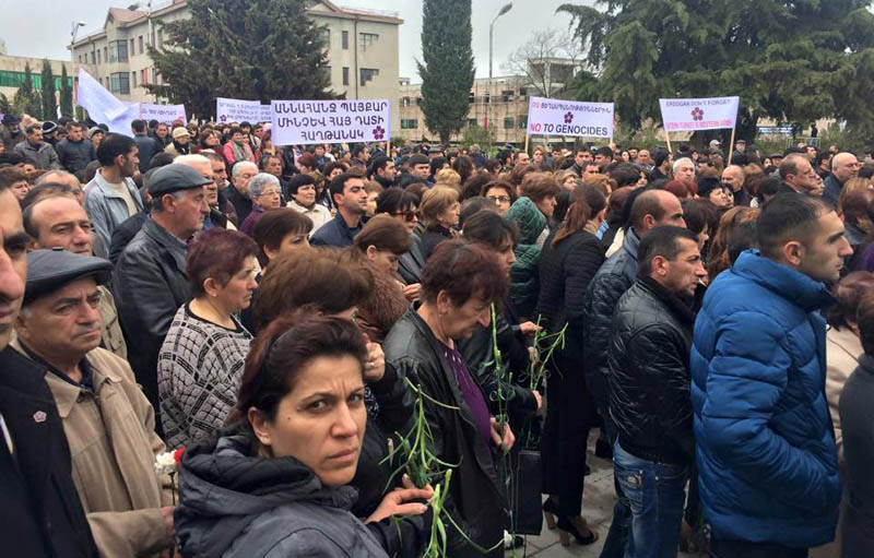 Люди идут почтить память погибших во время Геноцида. Люди идут почтить память погибших во время Геноцида.