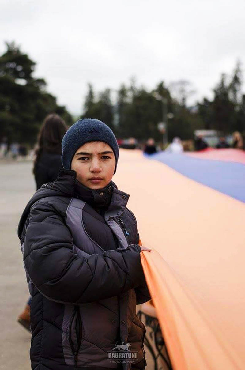 Мальчик пришёл почтить память жертв Геноцида. 23 апрель 2015г. Мальчик пришёл почтить память жертв Геноцида. 23 апрель 2015г.