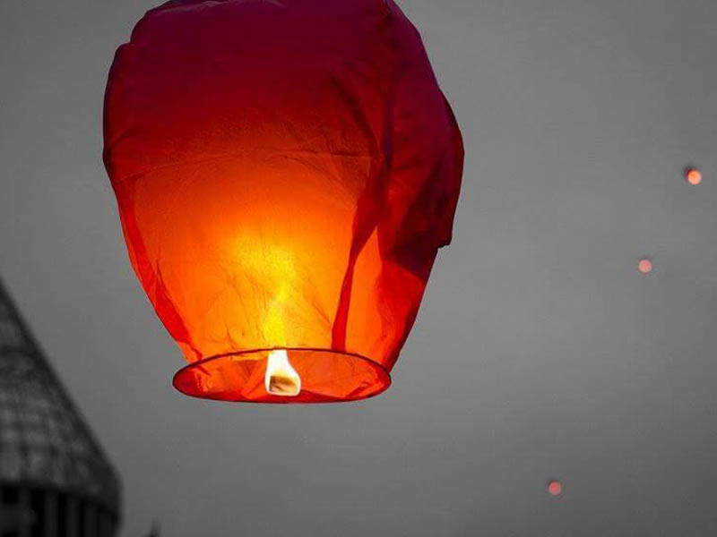 В небо были пущены 100 шаров. Фото Смбата Багратуни В небо были пущены 100 шаров. Фото Смбата Багратуни