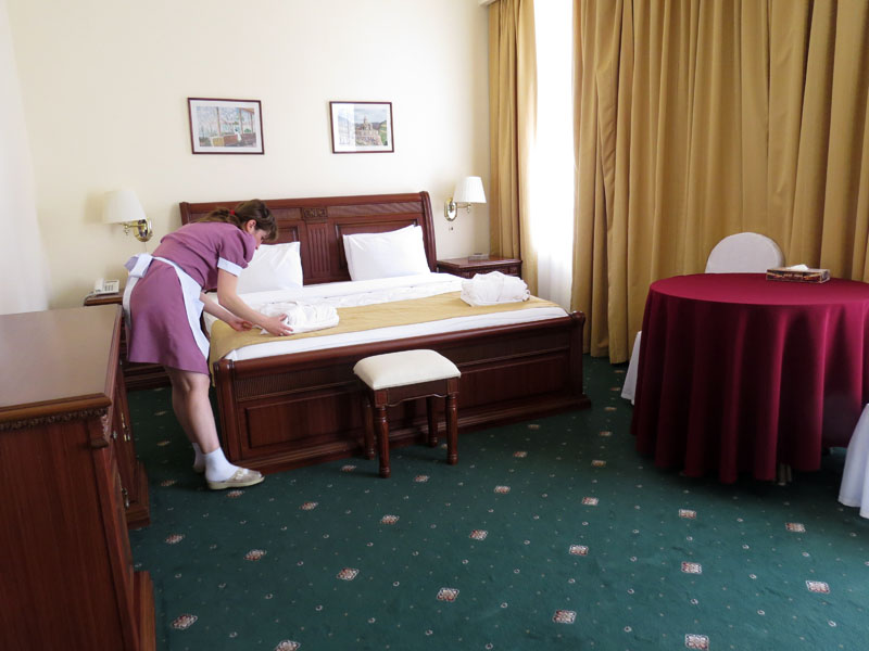 Двухместный номер люкс. Идёт уборка номера. Двухместный номер люкс. Идёт уборка номера.