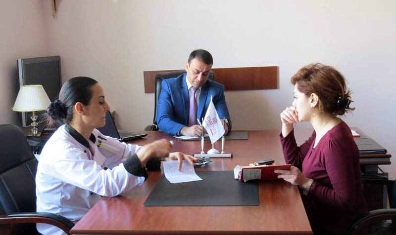 Пятиминутка в кабинете директора гостиницы Роберта Симоняна. Пятиминутка в кабинете директора гостиницы Роберта Симоняна.