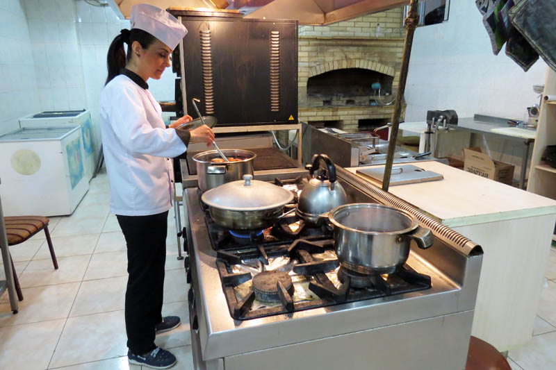 Шеф-повар гостиницы Кристина Погосян колдует на своём рабочем месте. Шеф-повар гостиницы Кристина Погосян колдует на своём рабочем месте.