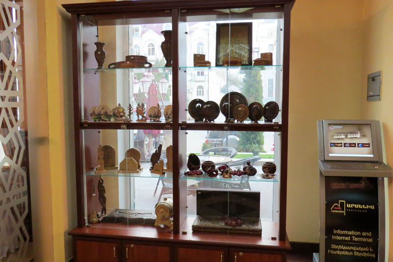 Сувениры на продажу в холле гостиницы. Сувениры на продажу в холле гостиницы.