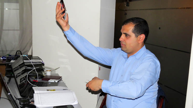 Перед началом игры. Сурен показывает карточки,объясняя их ролевые обозначения.