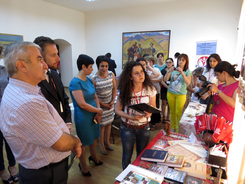 Гегануш Саркисян презентует работу молодёжного крыла партии Дашнакцутюн. Степанакерт