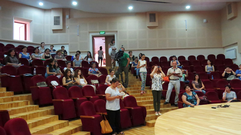 В зале. В зале.