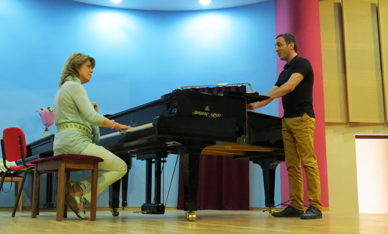 Любовь Казарновская проводит мастер-класс с Кареном Мкртчяном. Любовь Казарновская проводит мастер-класс с Кареном Мкртчяном.