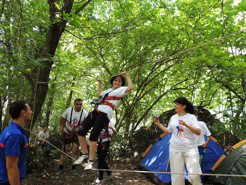 Семья Меружана Бабаяна проходит препятствие параллельная верёвка.