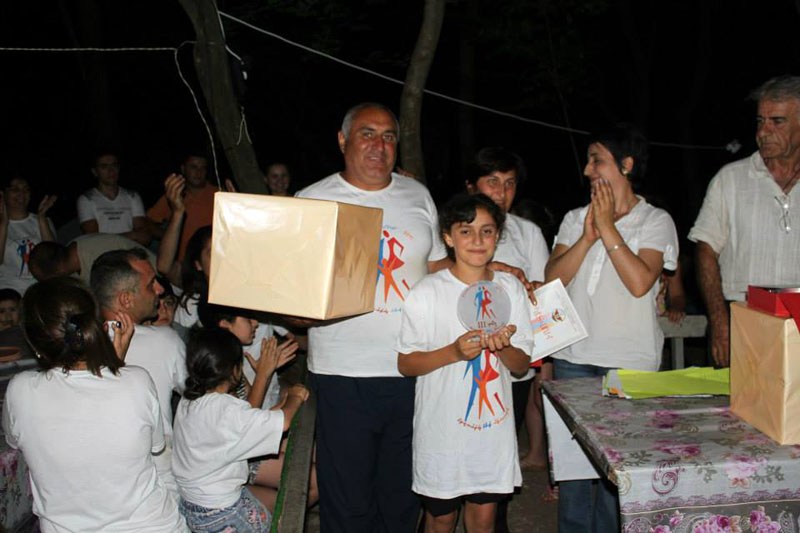 Семья Геворка Геворкяна из с. Саратак Кашатакского района заняла 3 место. Команда Айк