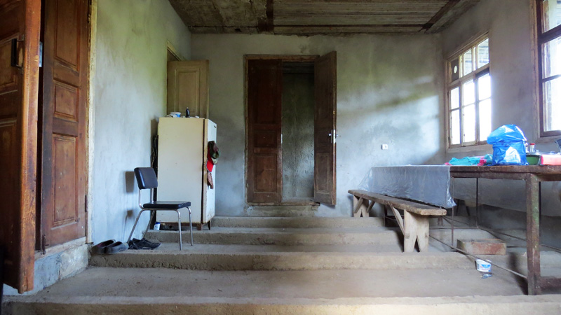 Полы в доме. Когда я спросил Артёма, как он передвигается по таким полам, он смеясь ответил Как кенгуру.