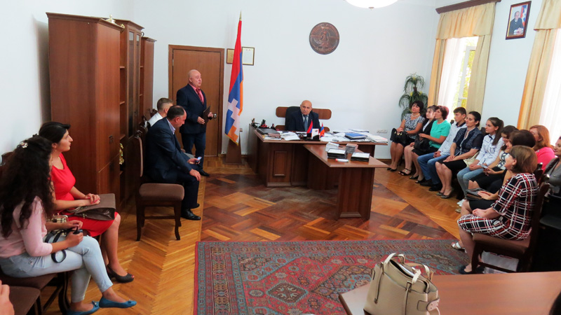 Главный специалист русского языка министерства просвещения НКР Рубен Осипов объявляет победителей. Главный специалист русского языка министерства просвещения НКР Рубен Осипов объявляет победителей.