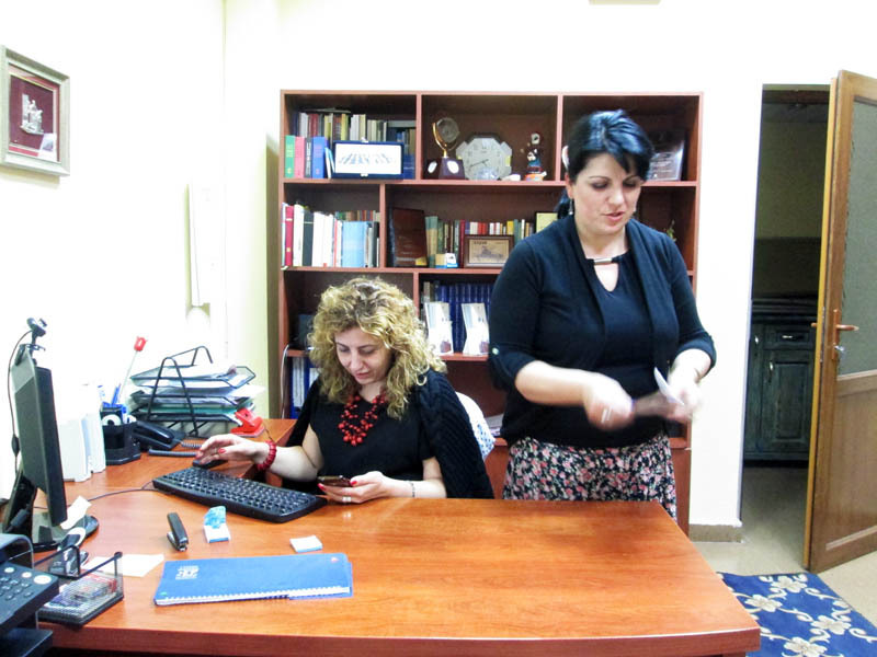 Евгения Маркосян и Лусине Погосян (слева на право), работники центра Айартун.