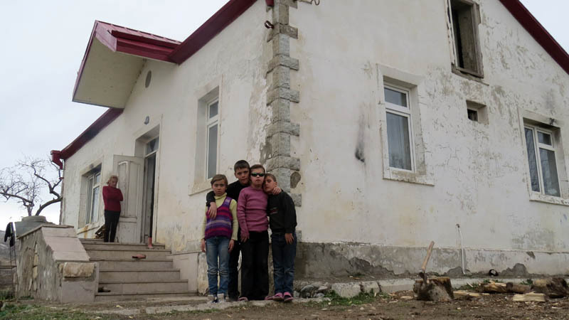 Дом Тевановых. Дети во дворе.