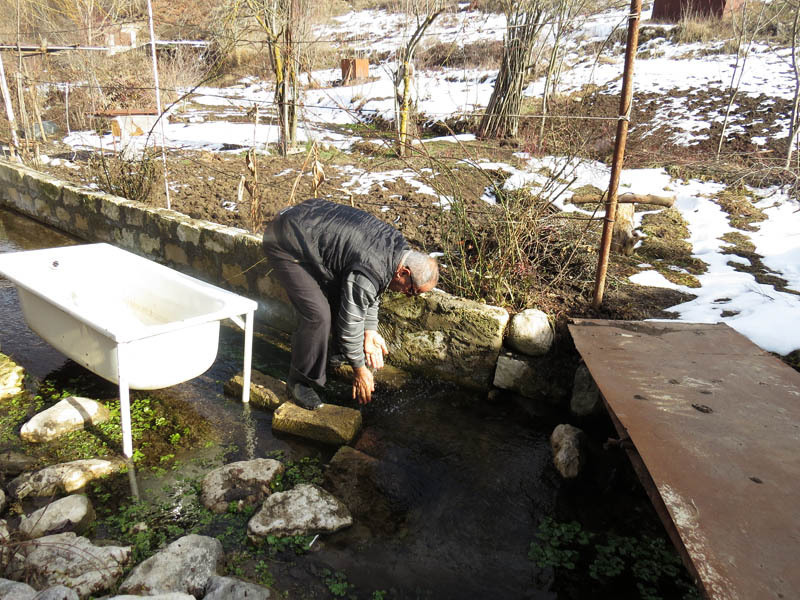   Все мы вымыли руки в этой холодной, но прозрачной и чистой воде.