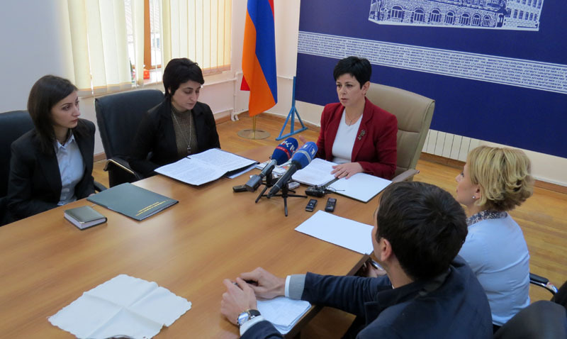 Министр Нарине Агабалян отчитывается о проделанной работе министерством в 2015 году. Министр Нарине Агабалян отчитывается о проделанной работе министерством в 2015 году.