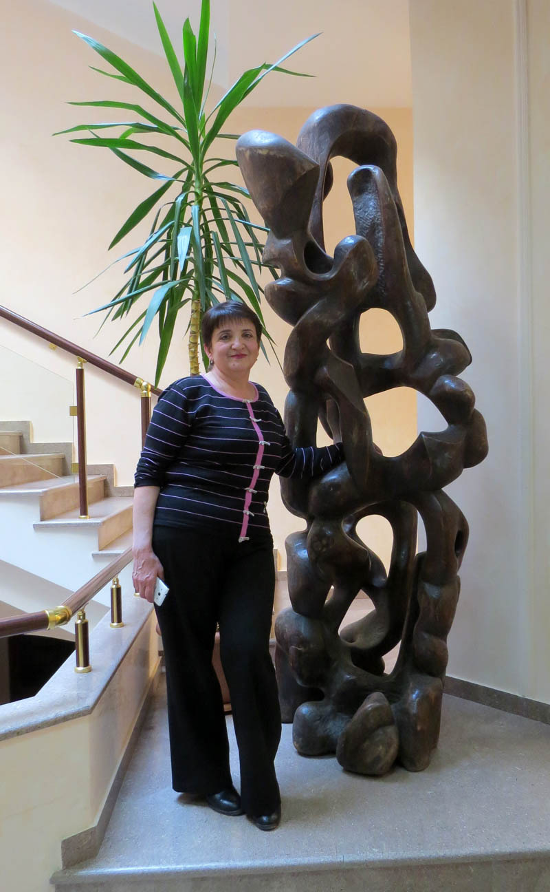 Директор Карина Дададмян. Рядом работа карабахского скульптора Арнольда Меликсетяна. Директор Карина Дададмян. Рядом работа карабахского скульптора Арнольда Меликсетяна.