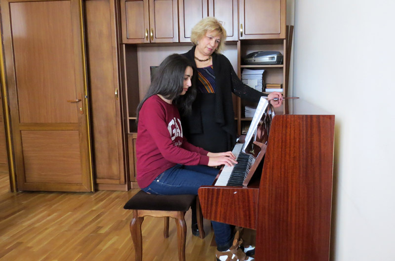 Карина со студенткой 2 курса хородирижёрского отделения Дианой Оганян/ Карина со студенткой 2 курса хородирижёрского отделения Дианой Оганян/