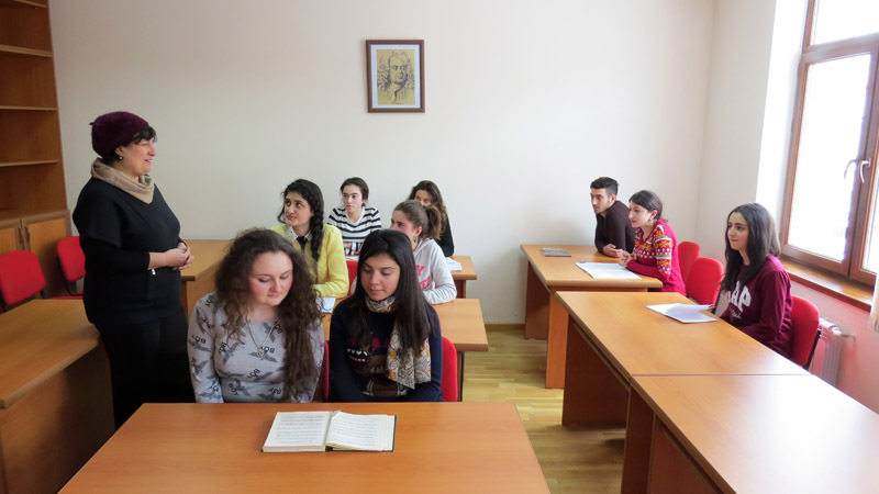 Педагог Нуне Арзуманян проводит групповой урок народного творчества со студентами второго вокального курса. Педагог Нуне Арзуманян проводит групповой урок народного творчества со студентами второго вокального курса.