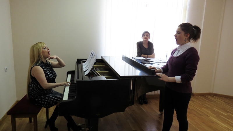 Нана Фарашян проводит урок с Миленой Бегларян. Разбирают Pie Jesu-Requiem-Gabriel Faure. Нана Фарашян проводит урок с Миленой Бегларян. Разбирают Pie Jesu-Requiem-Gabriel Faure.