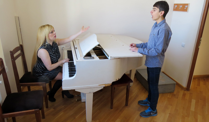 Урок с Аленом Арустамяном, дипломантом конкурса «Возрождение Гюмри». Получил номинацию за лучшее исполнение армянских песнен. Урок с Аленом Арустамяном, дипломантом конкурса «Возрождение Гюмри». Получил номинацию за лучшее исполнение армянских песнен.