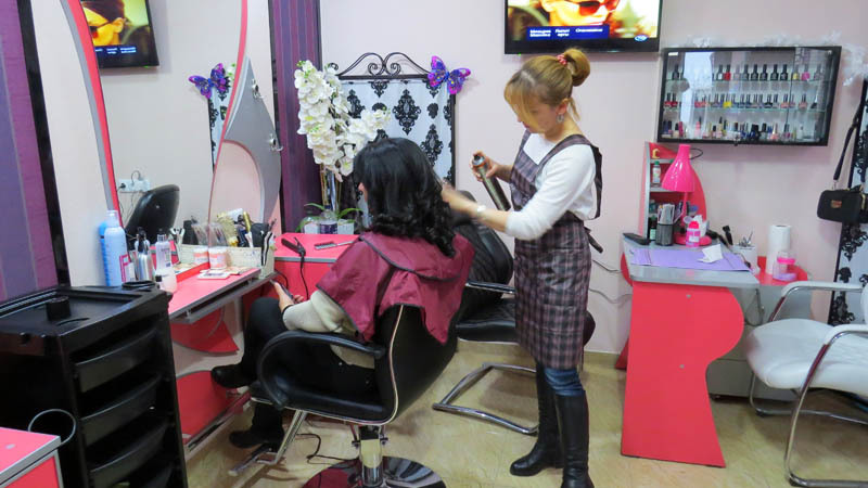 Последний штрих - фиксация причёски. Последний штрих - фиксация причёски.