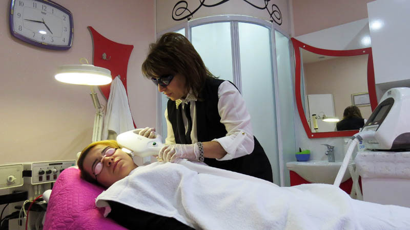 Процедура фотоэпиляции клиентке. Проводит Ирина Аракелян. Процедура фотоэпиляции клиентке. Проводит Ирина Аракелян.