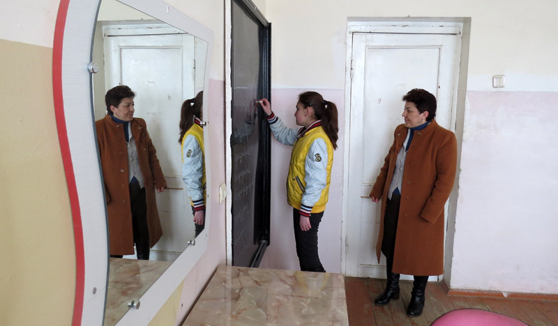 У доски Ангелина Айрумян. Урок армянского языка. У доски Ангелина Айрумян. Урок армянского языка.