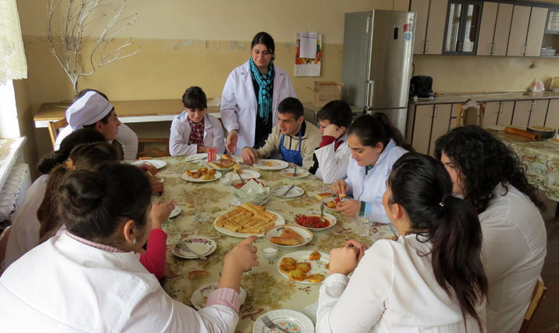 Группа будущих поваров (3 курс) пробуют то, что сами приготовили. Педагог Нарине Бабаян. Группа будущих поваров (3 курс) пробуют то, что сами приготовили. Педагог Нарине Бабаян.