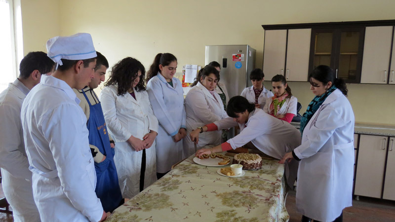 Учащиеся обучаются как правильно резать рулеты. Учащиеся обучаются как правильно резать рулеты.