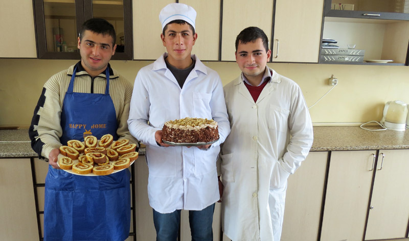 Слева на право Арен Григорян из Шуши, Арут Варданян из Бердзора и Гамлет Григорян из Степанакерта в руках держат приготовленные ими Слева на право Арен Григорян из Шуши, Арут Варданян из Бердзора и Гамлет Григорян из Степанакерта в руках держат приготовленные ими