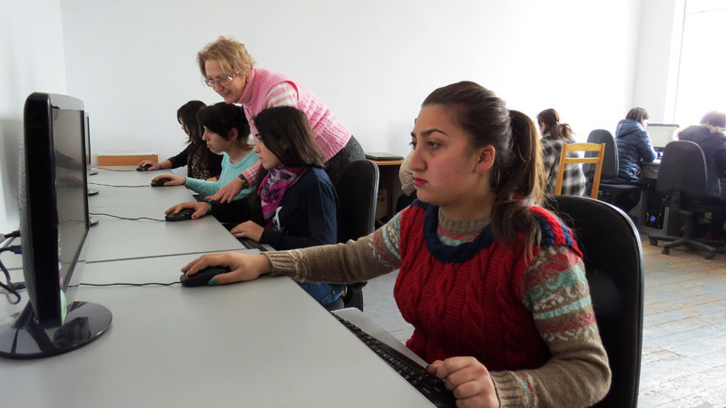 Педагог Зара Арзуманян показывает на ошибки. Педагог Зара Арзуманян показывает на ошибки.