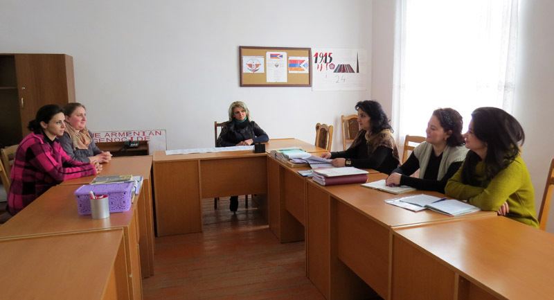 Завуч Вардуи Балаян даёт поручения преподавателям. Остальные педагоги находятся на занятиях. Завуч Вардуи Балаян даёт поручения преподавателям. Остальные педагоги находятся на занятиях.