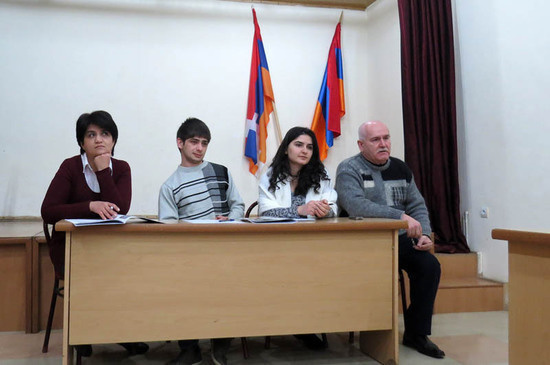 Слева на право; Лусине Аванесян, Айк Газарян (фасилитатор, Степанакертский пресс-клуб), Мариам Аванесян, Альберт Восканян.