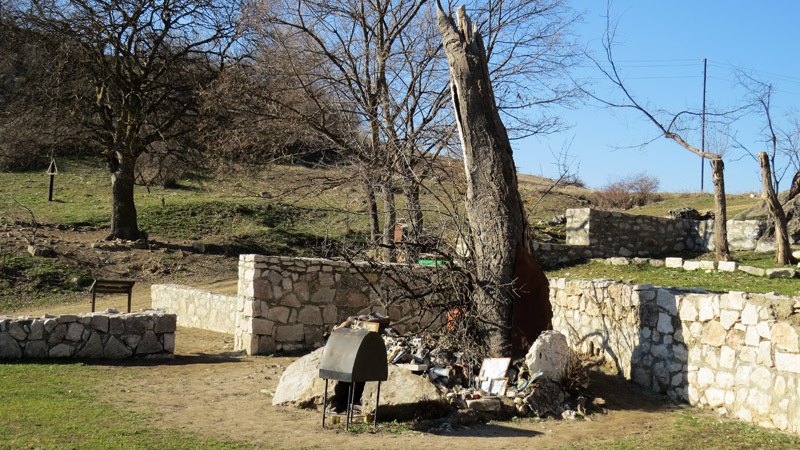 Место, где совершают жертвоприношение. с.Карашен Аскеранского района. Место, где совершают жертвоприношение. с.Карашен Аскеранского района.