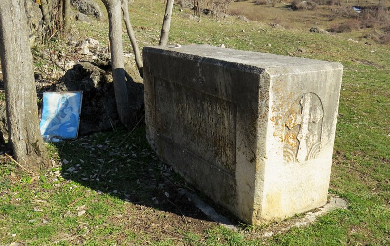 Старинный могильный камень около места жертвоприношения. с.Карашен Аскеранского района. Старинный могильный камень около места жертвоприношения. с.Карашен Аскеранского района.