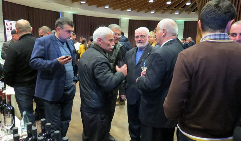   Гамлет Григорян (в центре) с друзьями, пришедшие попробовать произведённое им вино.