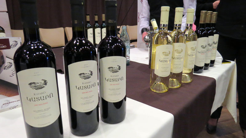 Вино "Катаро" красное и белое, с.Тог Гадрутского района.