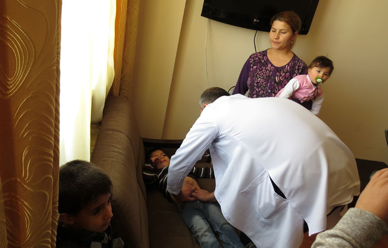 Доктор лалаян осматривает малыша. Доктор лалаян осматривает малыша.