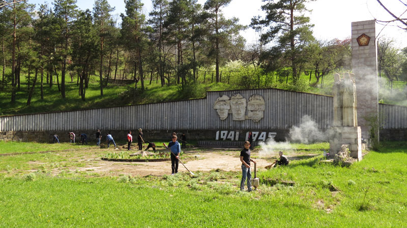Ученики решили привести в порядок территорию вокруг памятника. Ученики решили привести в порядок территорию вокруг памятника.