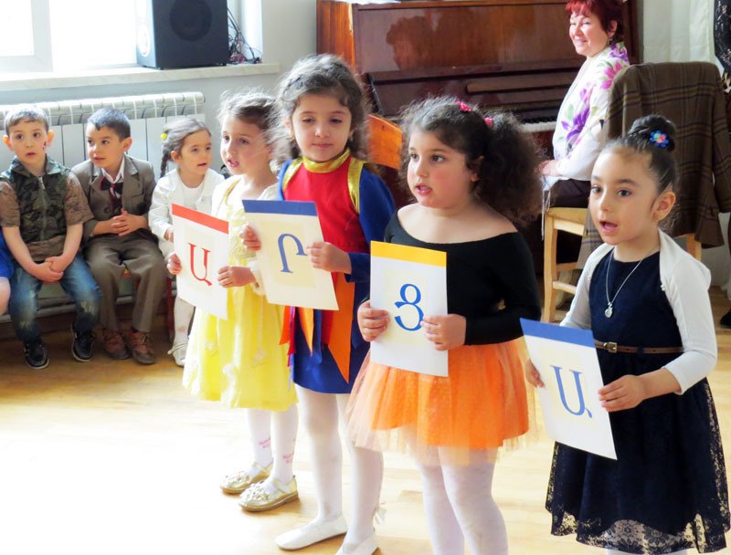 Утренник в Степанакертском детсаду. Утренник в Степанакертском детсаду.