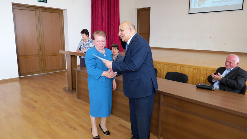 Нагораждение директора физико-математической школы Сусанны Нерсесян. Нагораждение директора физико-математической школы Сусанны Нерсесян.